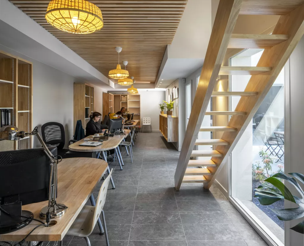 Plateau de bureaux avec escalier en bois – agence AEA au Péage-de-Roussillon (Isère), AEA Architecte Constructeur
