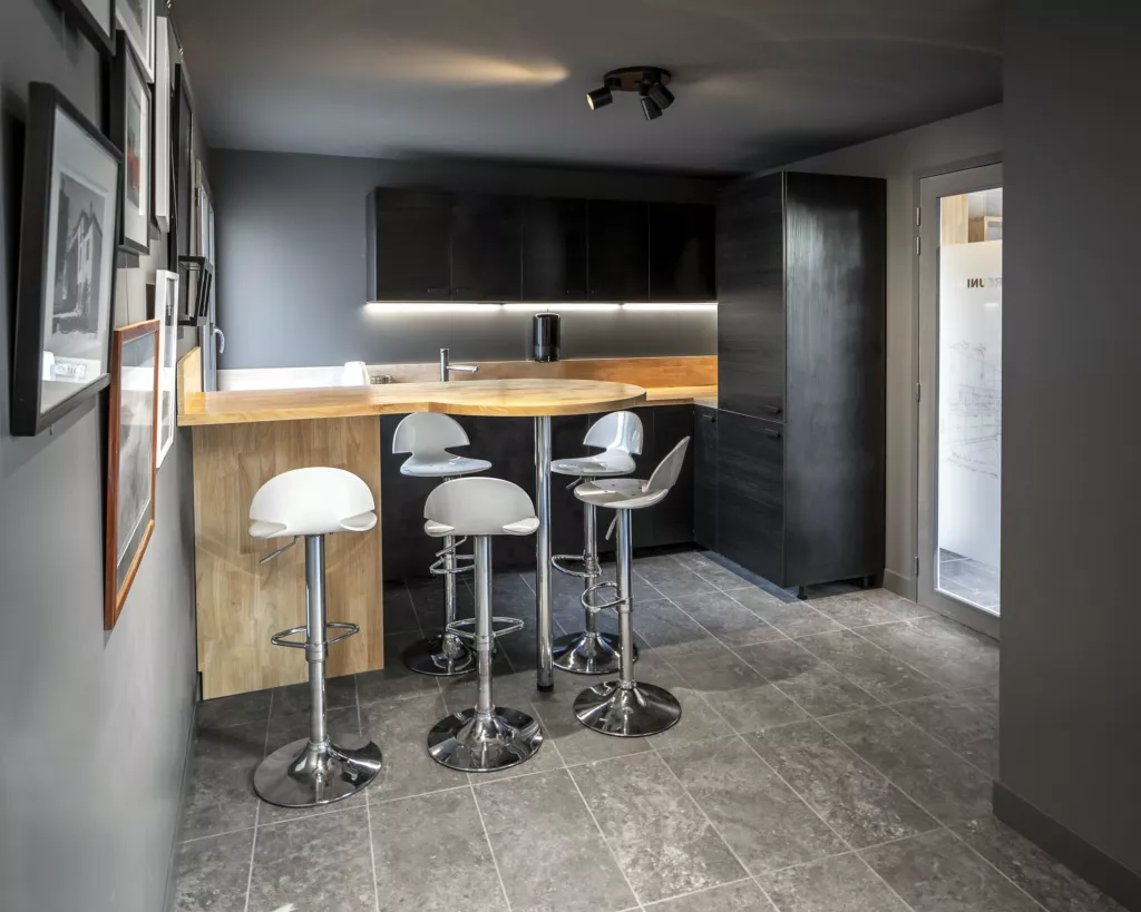 Coin cuisine et tabourets hauts – agence AEA au Péage-de-Roussillon (Isère), AEA Architecte Constructeur