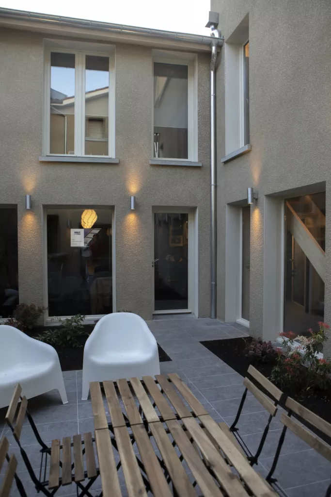 Patio avec banc en bois – agence AEA au Péage-de-Roussillon (Isère), AEA Architecte Constructeur
