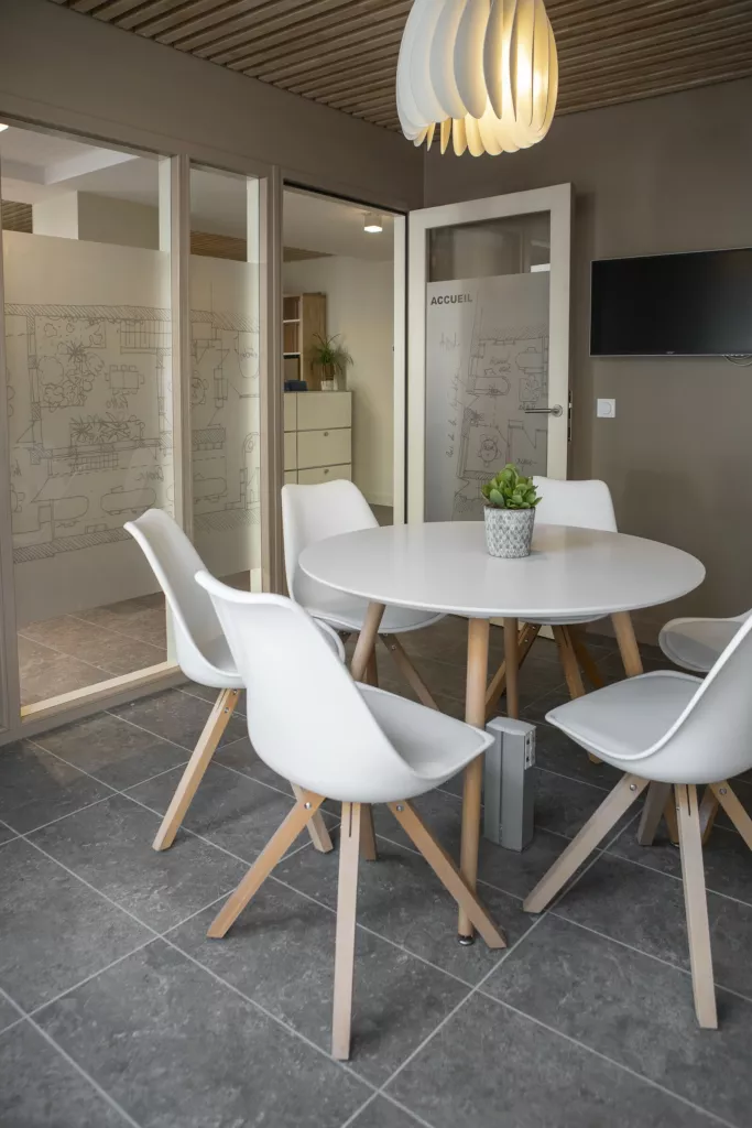 Salle de réunion avec table ronde – agence AEA au Péage-de-Roussillon (Isère), AEA Architecte Constructeur