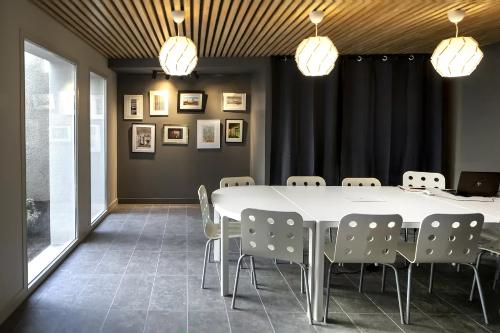 Grande salle de réunion et suspensions – agence AEA au Péage-de-Roussillon (Isère), AEA Architecte Constructeur