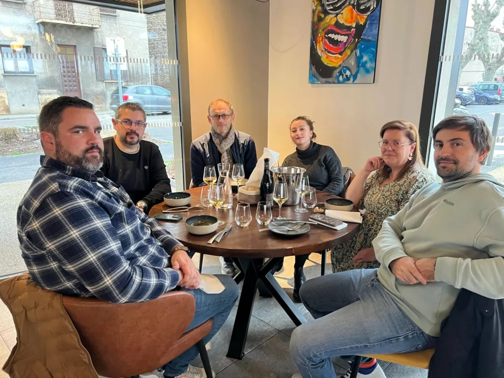 L’équipe d’AEA Architecte Constructeur réunie autour d’une table