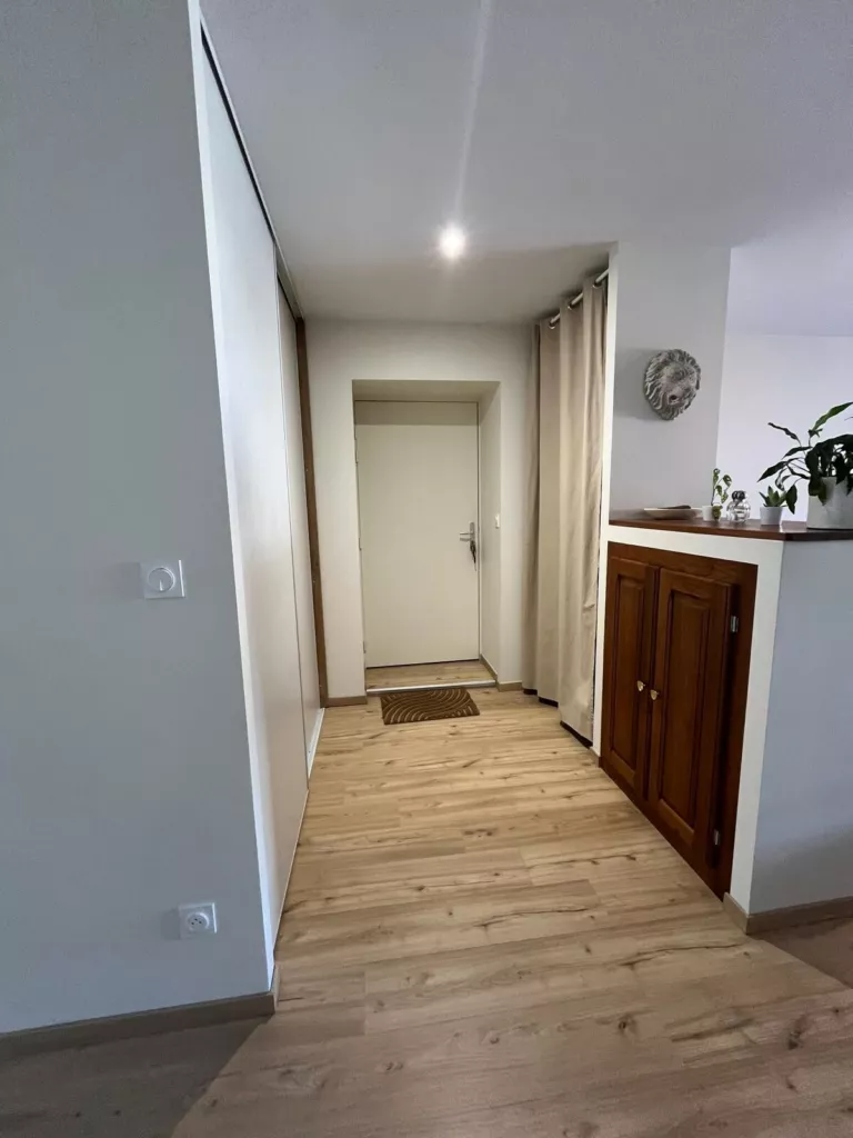 Couloir d’entrée parqueté – maison de ville en Isère, AEA Architecte Constructeur