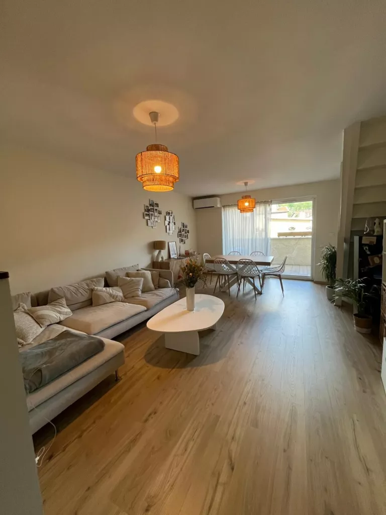Séjour lumineux d’un appartement – maison de ville en Isère, AEA Architecte Constructeur