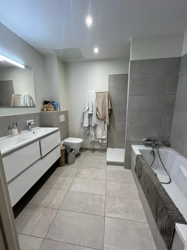 Salle de bain avec double vasque – maison de ville en Isère, AEA Architecte Constructeur