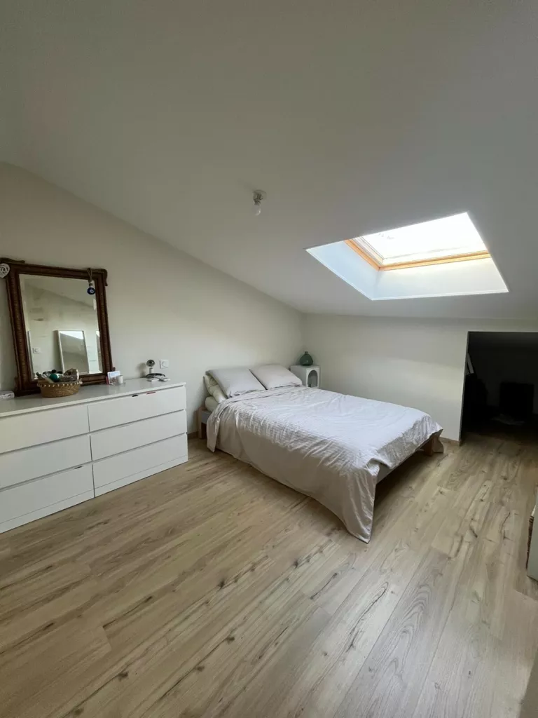 Chambre sous combles avec fenêtre de toit – maison de ville en Isère, AEA Architecte Constructeur