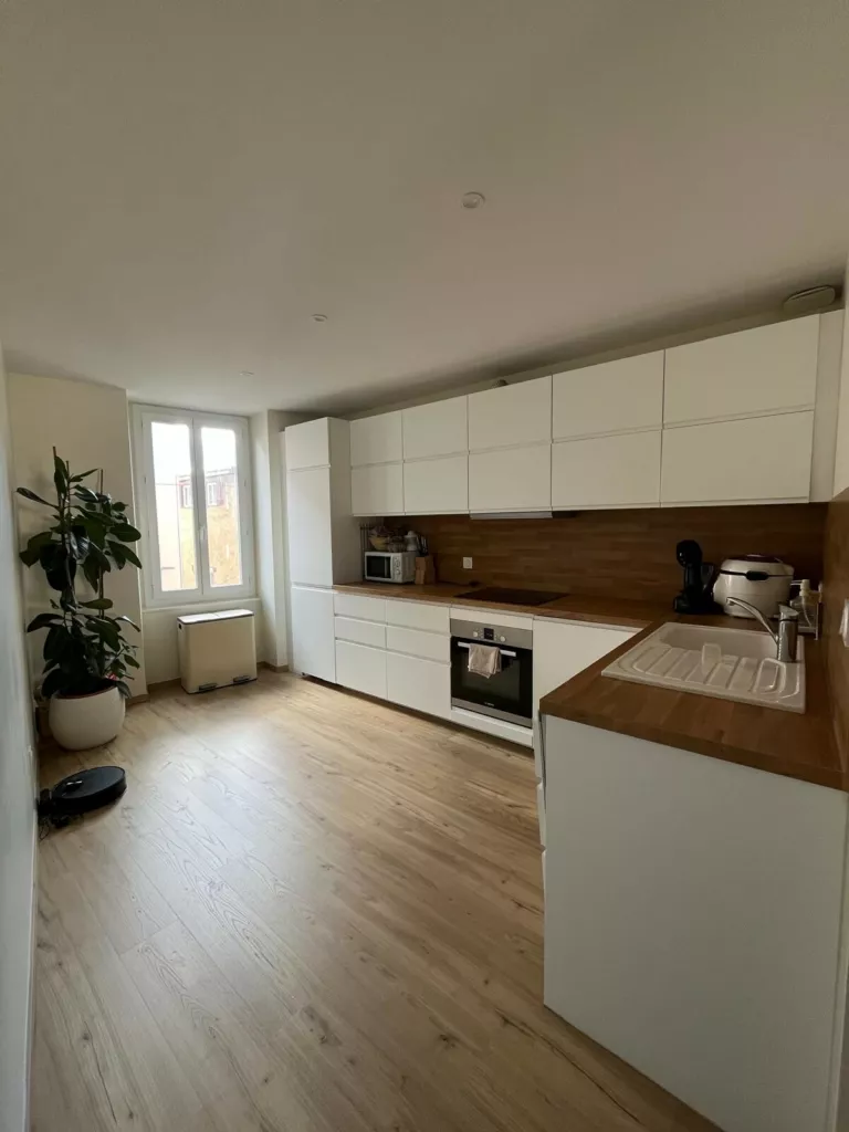 Cuisine blanche avec plan de travail bois – maison de ville en Isère, AEA Architecte Constructeur