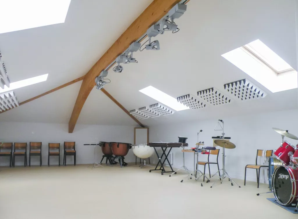 Salle sous charpente bois éclairée par des fenêtres de toit – école primaire d’Assieu (Isère), AEA Architecte Constructeur