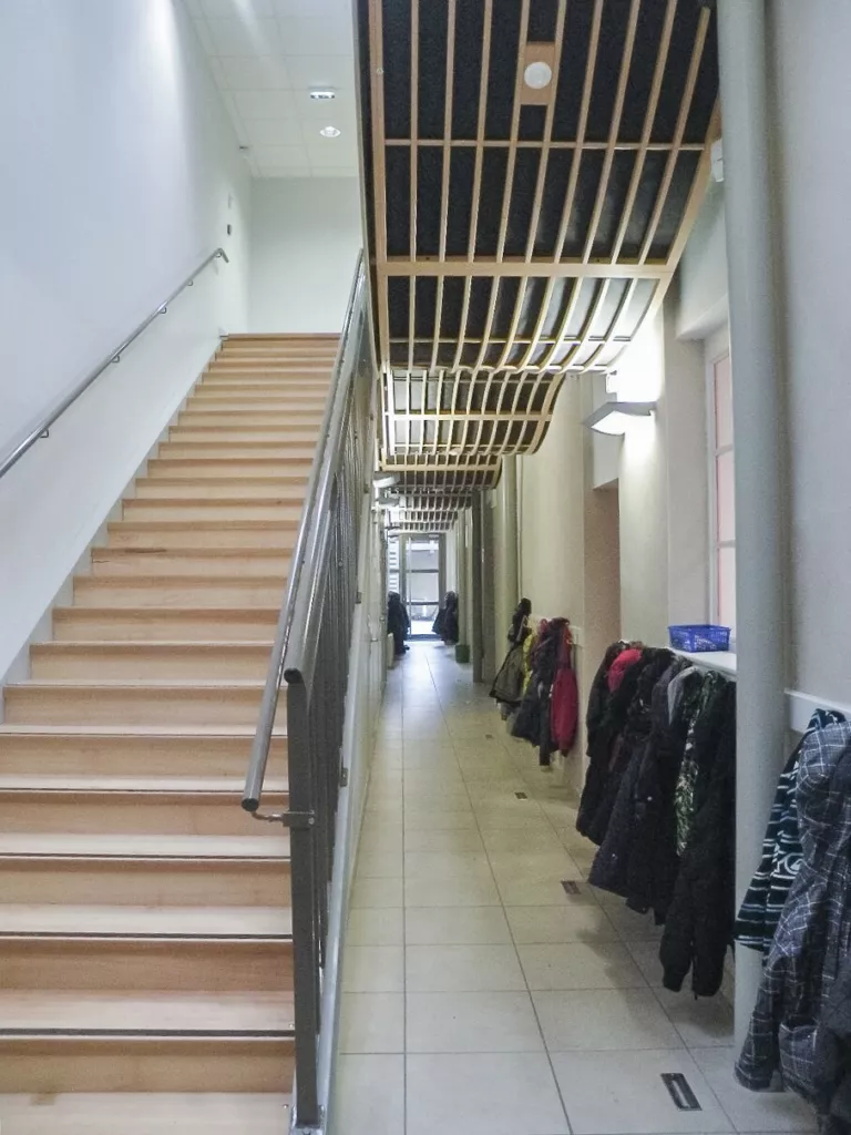 Escalier en bois et couloir des vestiaires – école primaire d’Assieu (Isère), AEA Architecte Constructeur