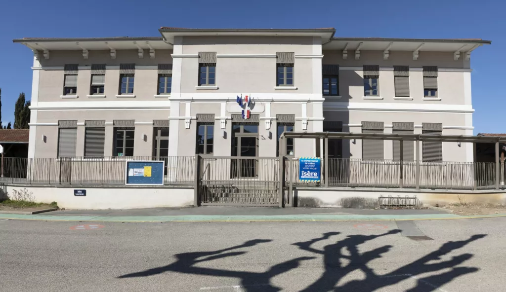 Façade du bâtiment scolaire rénové – école primaire d’Assieu (Isère), AEA Architecte Constructeur