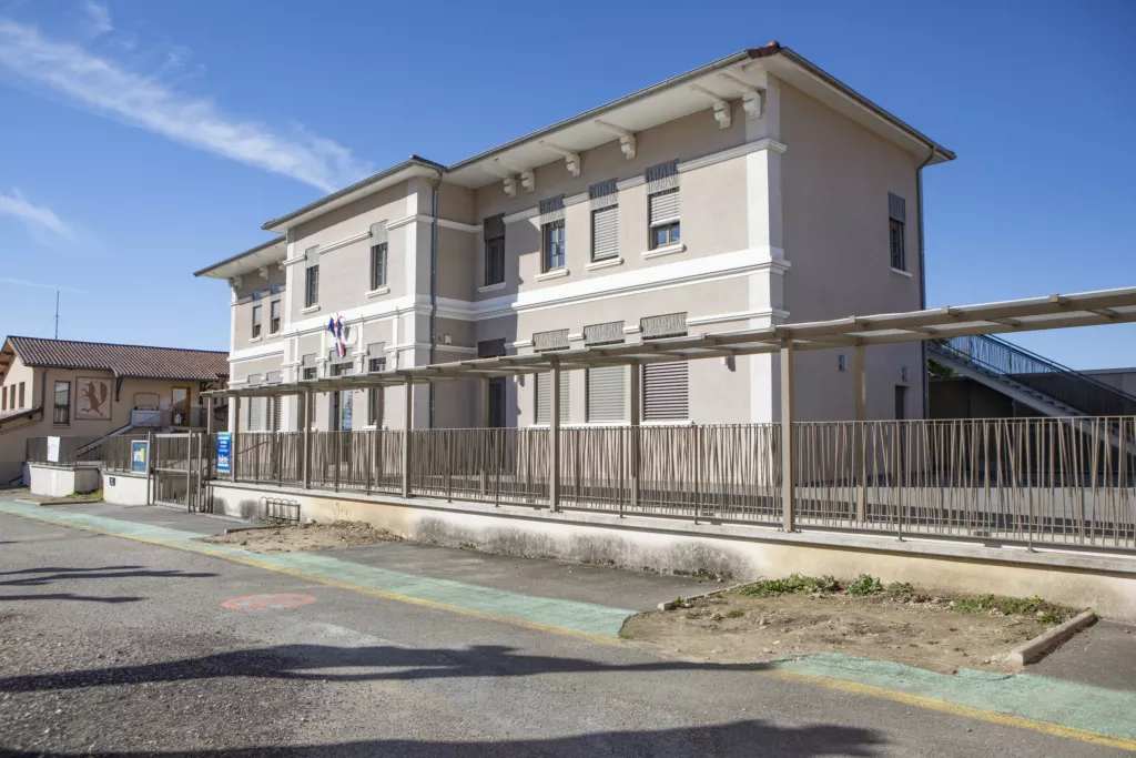 Façade et cour de l’école – école primaire d’Assieu (Isère), AEA Architecte Constructeur