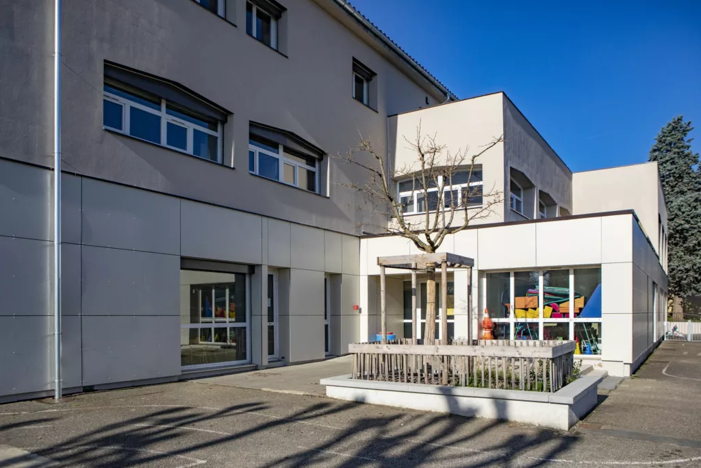 Façade de l’école et préau coloré – école des « P’tits Romains », Saint-Romain-en-Gal (Rhône), AEA Architecte Constructeur