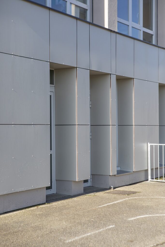 École des « P’tits Romains » à Saint-Romain-en-Gal (Rhône), réalisé par AEA Architecte Constructeur — vue 2
