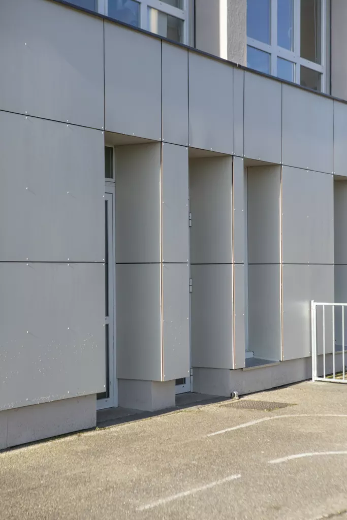 Façade blanche rythmée de lames verticales – école des « P’tits Romains », Saint-Romain-en-Gal (Rhône), AEA Architecte Constructeur