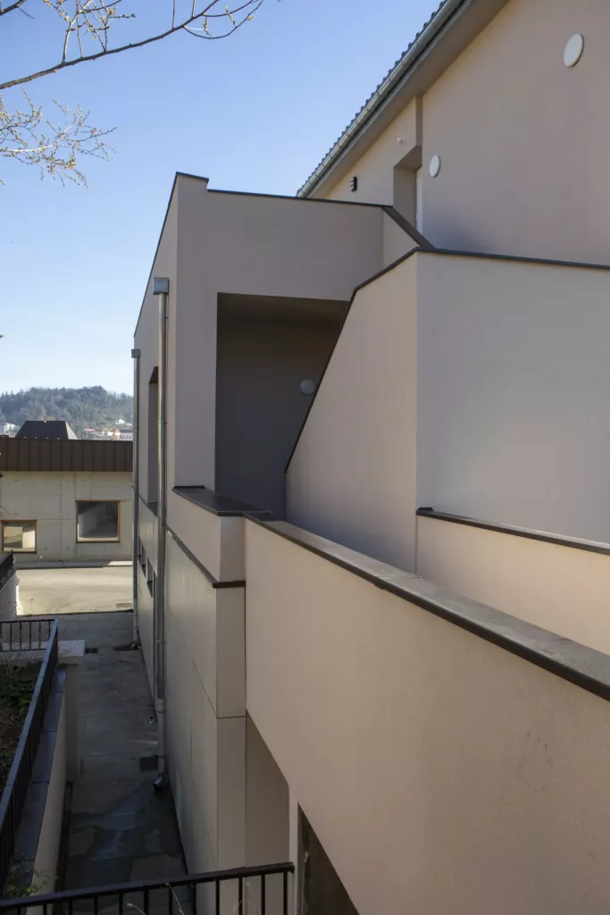 Volumes blancs en gradins et escaliers extérieurs – école des « P’tits Romains », Saint-Romain-en-Gal (Rhône), AEA Architecte Constructeur