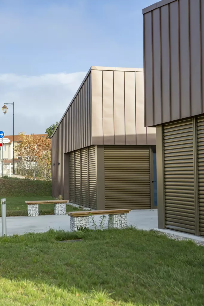 Bardage métallique et claustra bois côté jardin – Espace Saint-Exupéry, Saint-Romain-d’Ay (Ardèche), AEA Architecte Constructeur