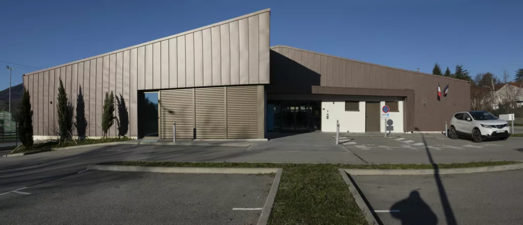 Vue d’ensemble du bâtiment et de son parking – Espace Saint-Exupéry, Saint-Romain-d’Ay (Ardèche), AEA Architecte Constructeur