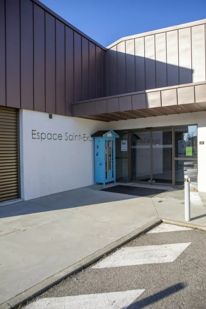 Entrée vitrée sous auvent – Espace Saint-Exupéry, Saint-Romain-d’Ay (Ardèche), AEA Architecte Constructeur