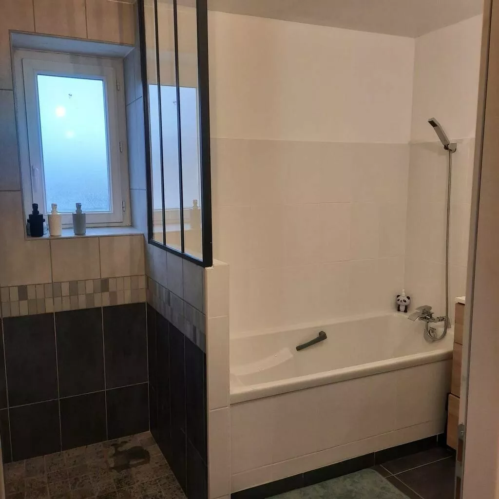 Salle de bain avec baignoire et verrière – grange rénovée en maison (Drôme), AEA Architecte Constructeur