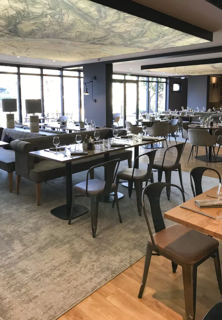 Salle de restaurant et baies vitrées – hôtel-restaurant à Tain-l’Hermitage (Drôme), AEA Architecte Constructeur