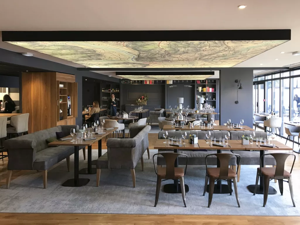 Salle de restaurant sous plafond bois – hôtel-restaurant à Tain-l’Hermitage (Drôme), AEA Architecte Constructeur