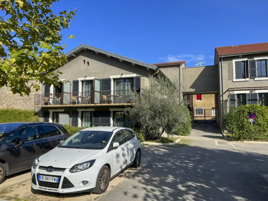Façade de l’hôtel et terrasse – hôtel-restaurant à Tain-l’Hermitage (Drôme), AEA Architecte Constructeur