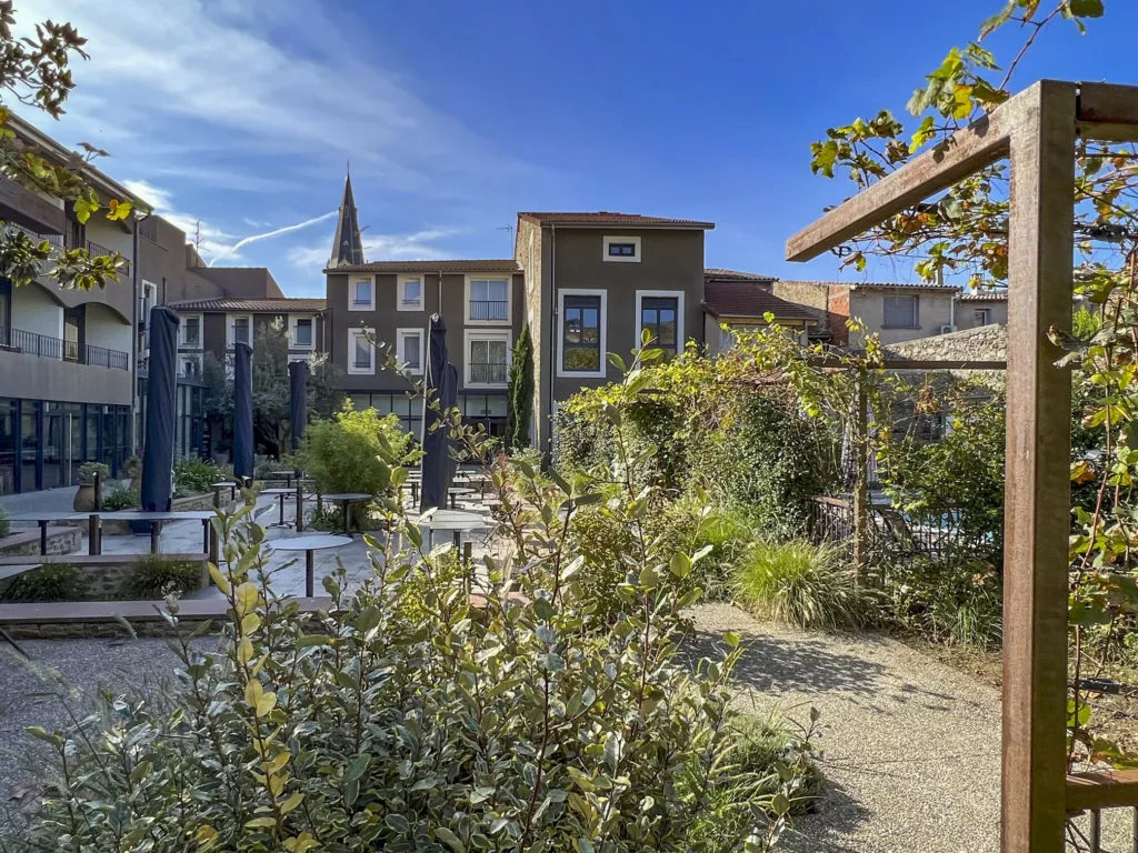 Jardin et terrasse de l’hôtel – hôtel-restaurant à Tain-l’Hermitage (Drôme), AEA Architecte Constructeur