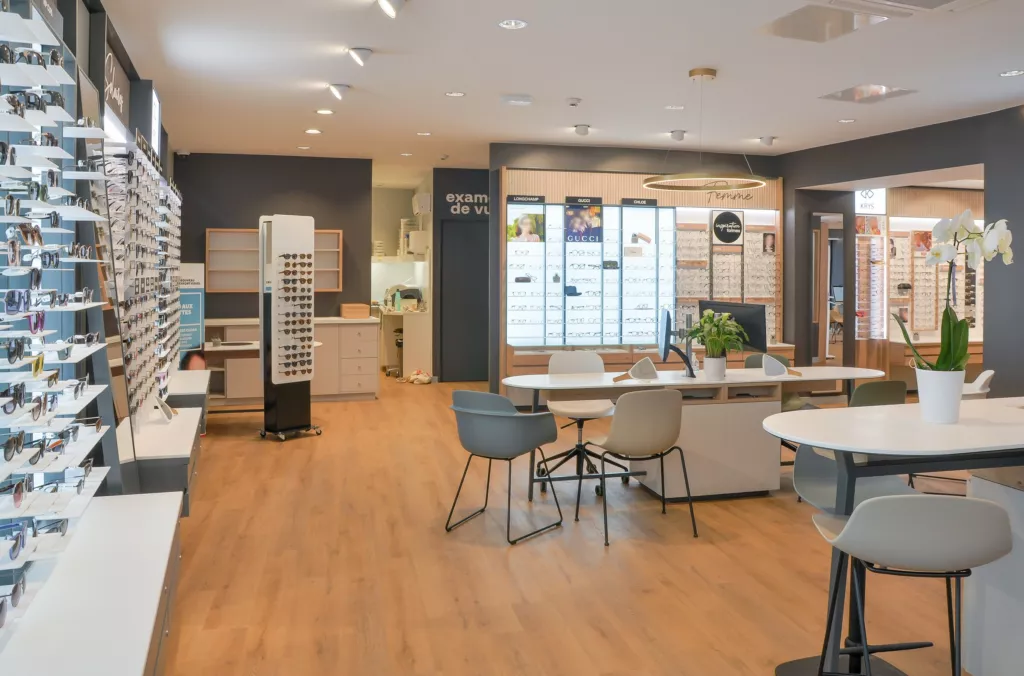 Présentoirs de lunettes dans le magasin – magasin Krys, Le Péage-de-Roussillon (Isère), AEA Architecte Constructeur