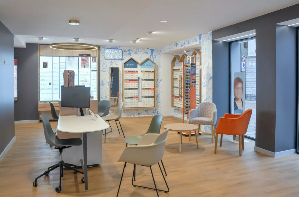 Espace conseil aux chaises orange – magasin Krys, Le Péage-de-Roussillon (Isère), AEA Architecte Constructeur