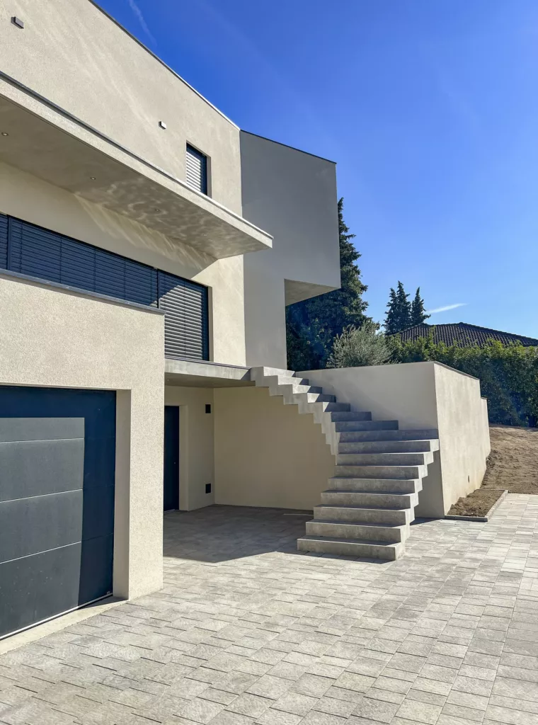 Façade blanche, garage et escalier extérieur – maison contemporaine avec piscine (Isère), AEA Architecte Constructeur