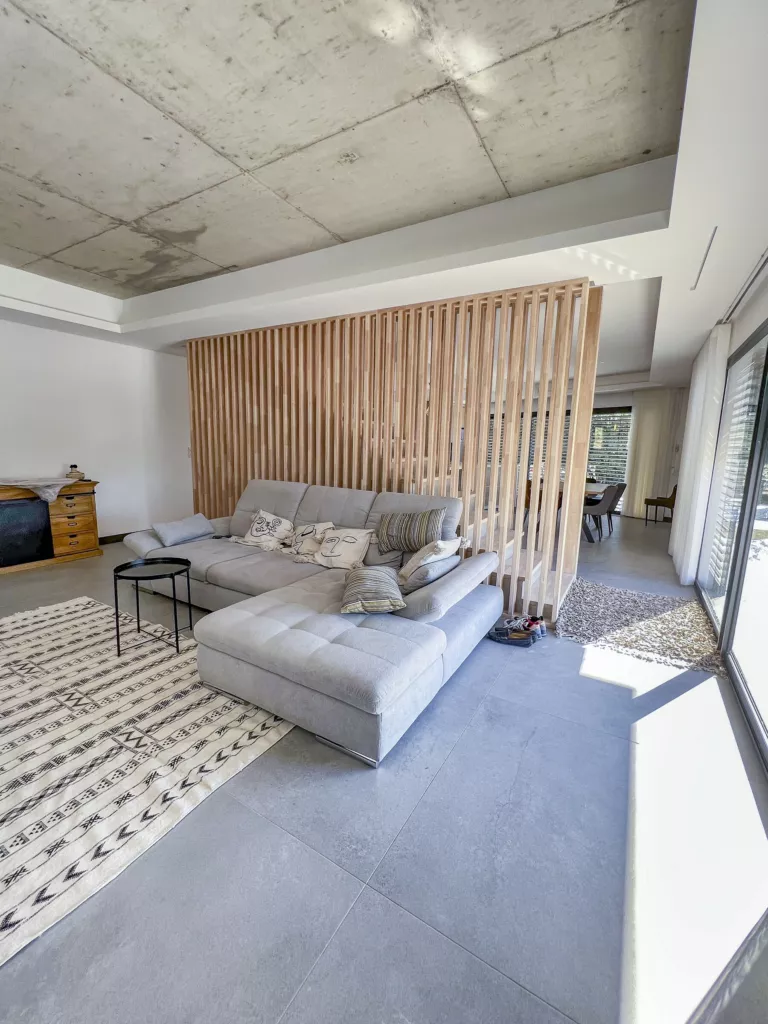 Salon et claustra en bois – maison contemporaine avec piscine (Isère), AEA Architecte Constructeur
