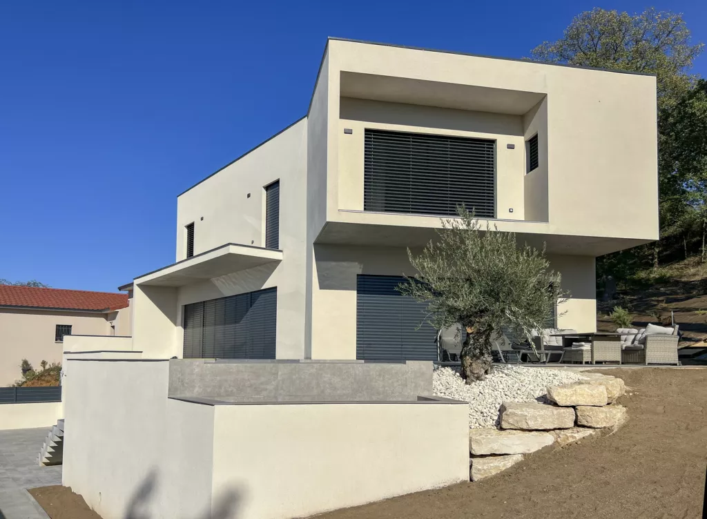 Volumes blancs et terrasse de la maison – maison contemporaine avec piscine (Isère), AEA Architecte Constructeur