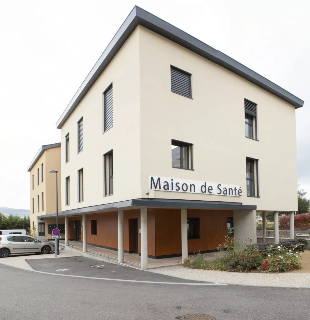 Bâtiment de trois niveaux et enseigne « Maison de Santé » – maison de santé de Thurins (Rhône), AEA Architecte Constructeur