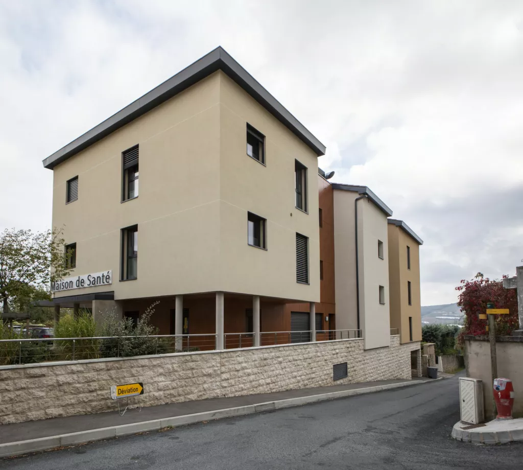 Vue d’angle sur soubassement en pierre – maison de santé de Thurins (Rhône), AEA Architecte Constructeur