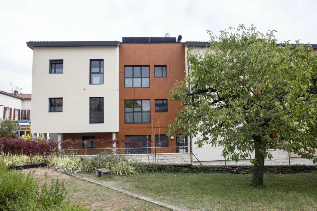 Façade en enduit et bardage terre cuite – maison de santé de Thurins (Rhône), AEA Architecte Constructeur