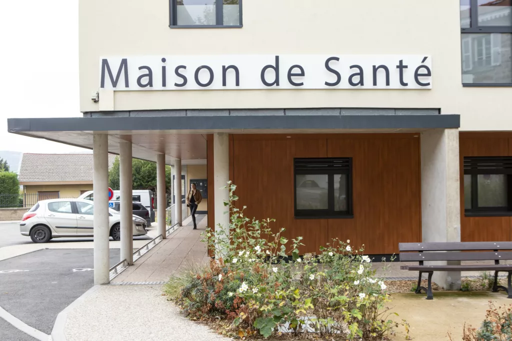 Entrée sous auvent et enseigne « Maison de Santé » – maison de santé de Thurins (Rhône), AEA Architecte Constructeur