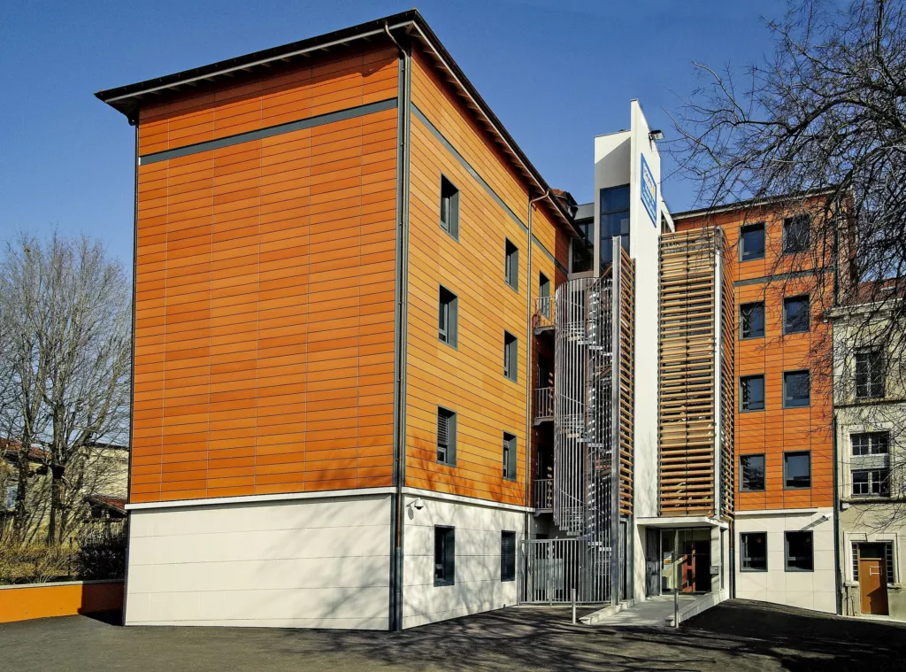 Bâtiment en bardage terre cuite vu d’angle – Maison du Département, Beaurepaire (Isère), AEA Architecte Constructeur