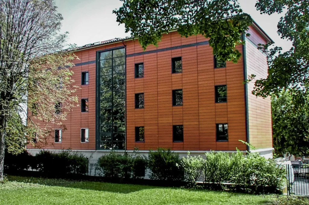 Façade côté pelouse – Maison du Département, Beaurepaire (Isère), AEA Architecte Constructeur