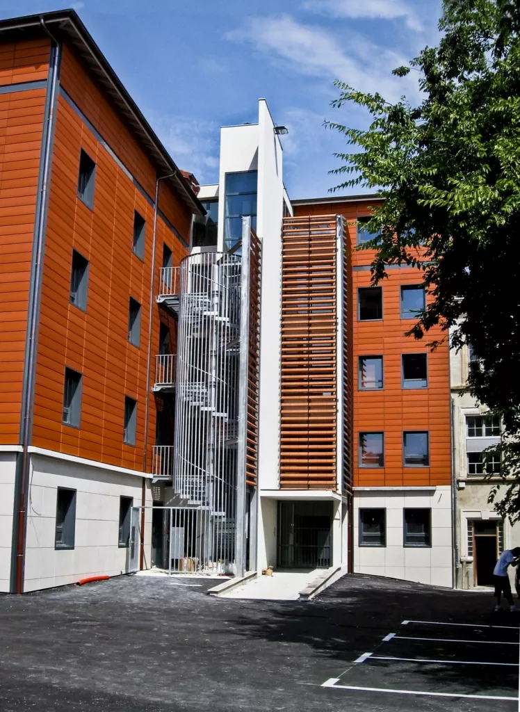 Cage d’escalier vitrée et bardage terre cuite – Maison du Département, Beaurepaire (Isère), AEA Architecte Constructeur