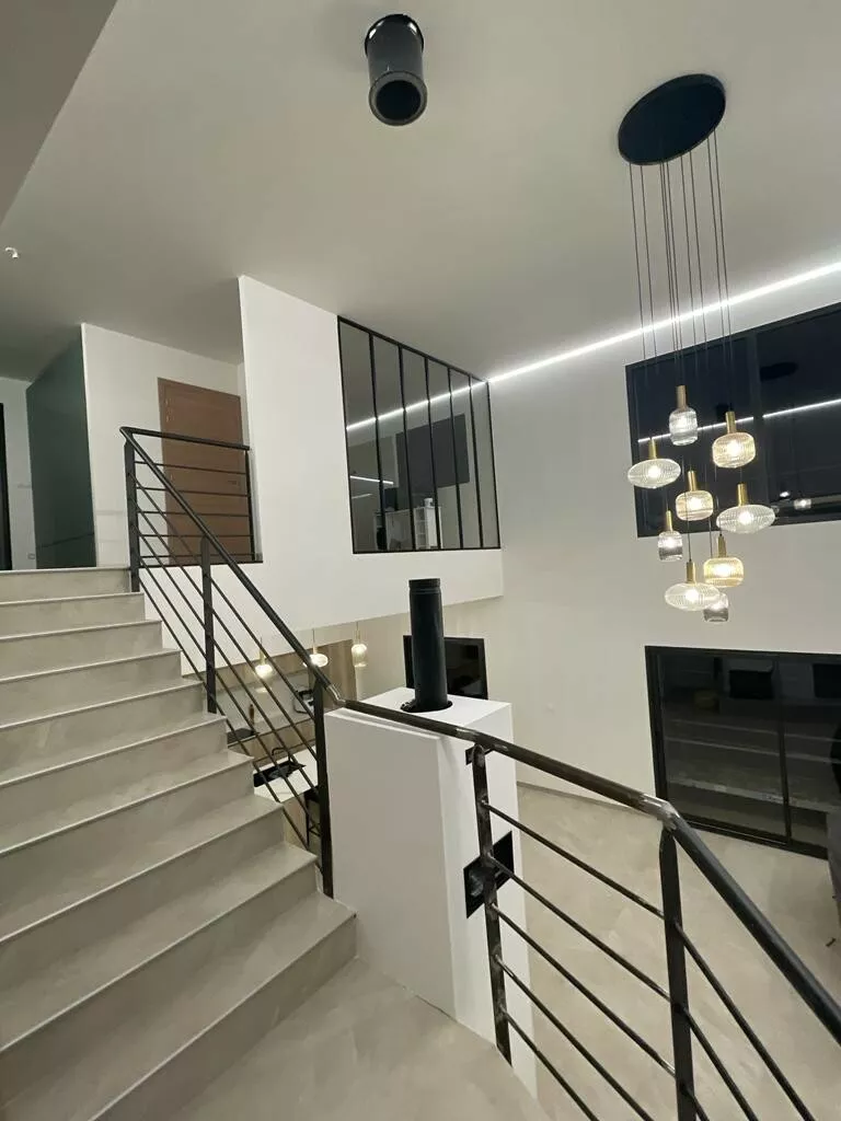 Escalier intérieur en double hauteur et suspension design – maison individuelle en Isère, AEA Architecte Constructeur