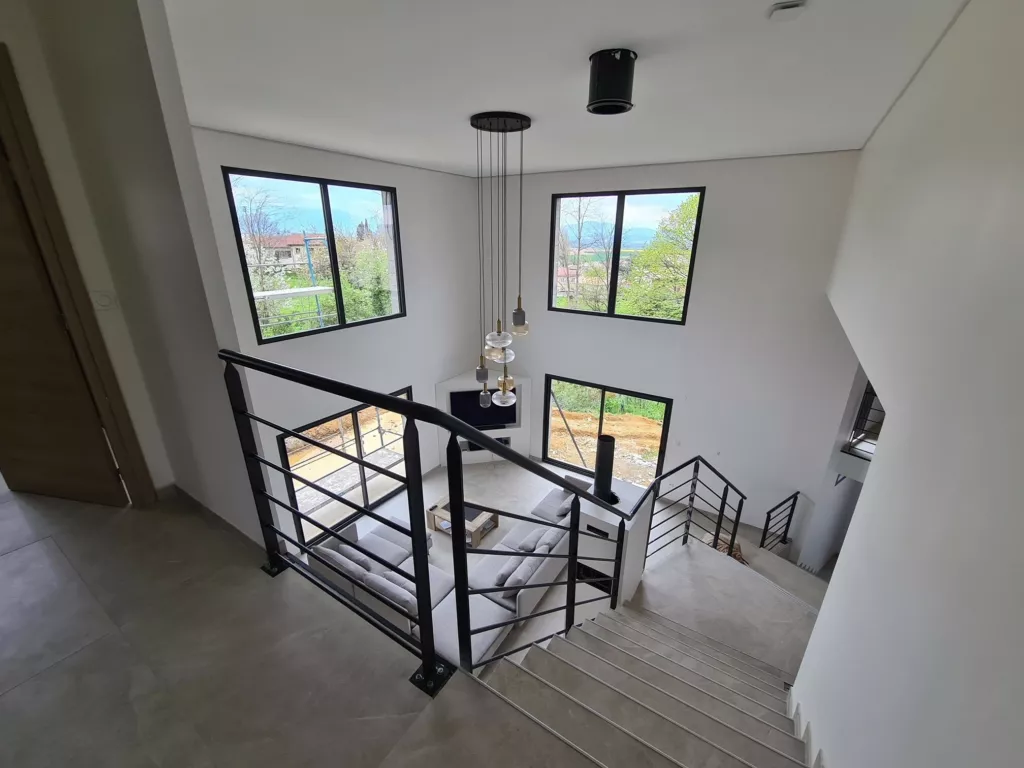 Vue plongeante sur le volume en double hauteur – maison individuelle en Isère, AEA Architecte Constructeur