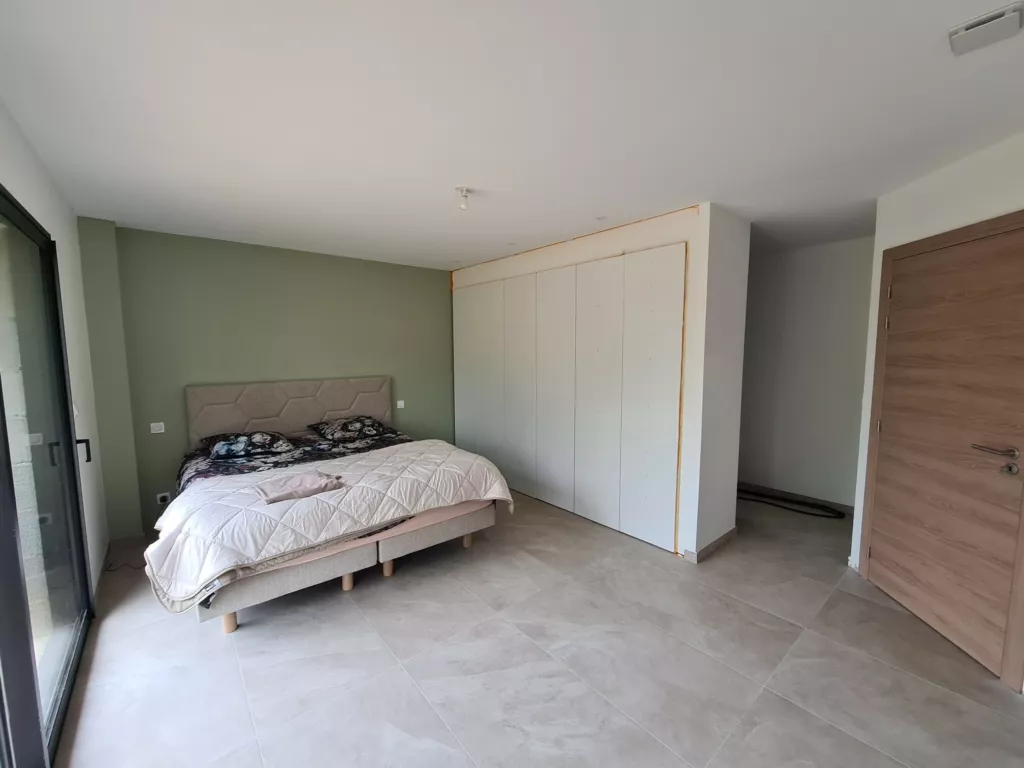 Chambre lumineuse – maison individuelle en Isère, AEA Architecte Constructeur