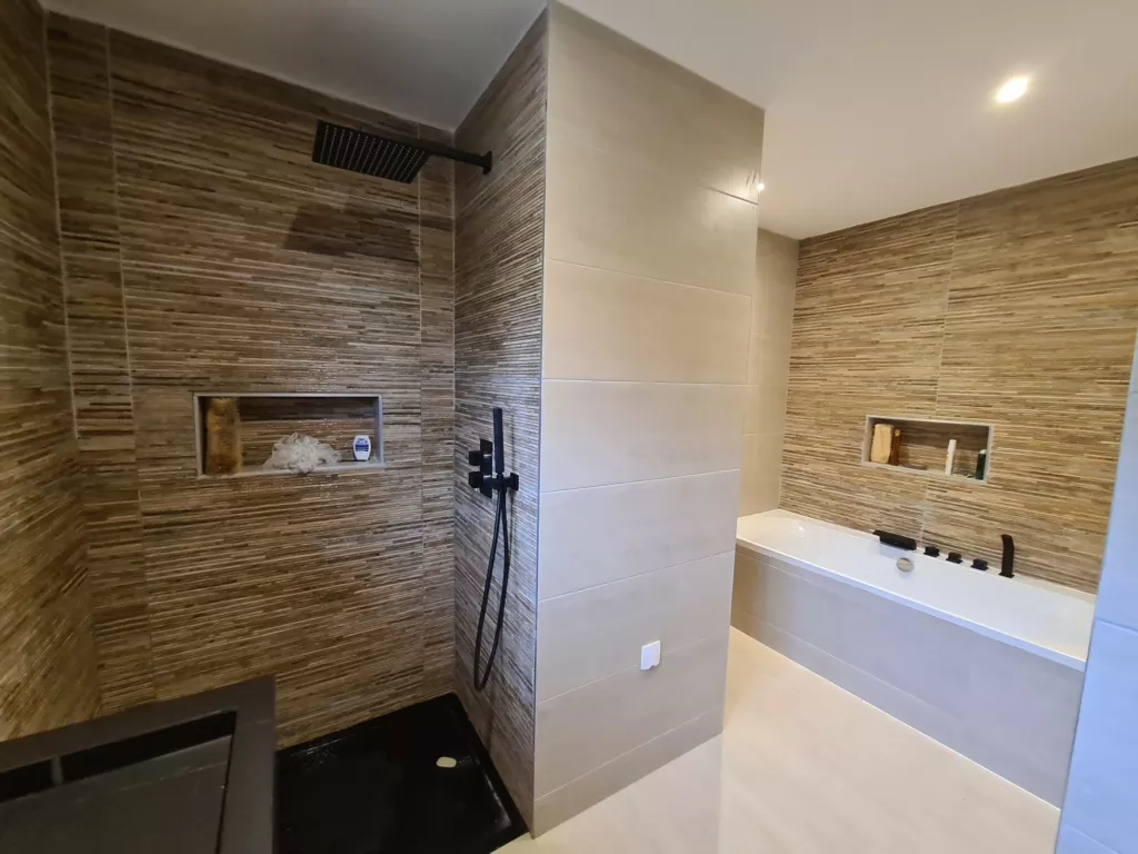 Salle de bain avec baignoire et parement bois – maison individuelle en Isère, AEA Architecte Constructeur