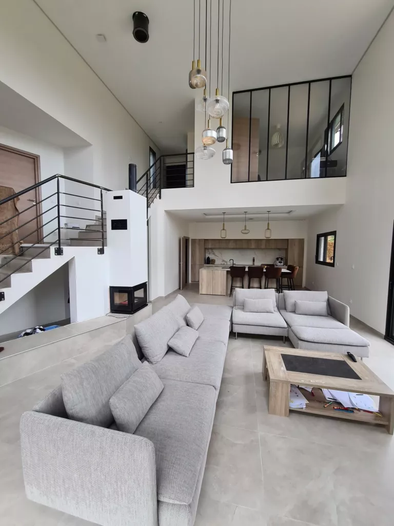 Séjour en double hauteur sous mezzanine vitrée – maison individuelle en Isère, AEA Architecte Constructeur
