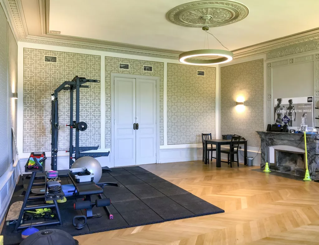 Salle de soins rénovée avec moulures et parquet – maison médicale de Saint-Alban-du-Rhône (Isère), AEA Architecte Constructeur