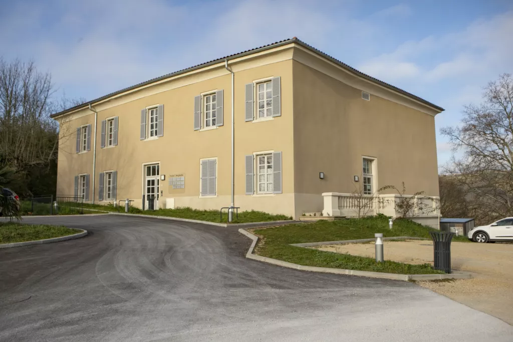 Façade de la bâtisse rénovée – maison médicale de Saint-Alban-du-Rhône (Isère), AEA Architecte Constructeur