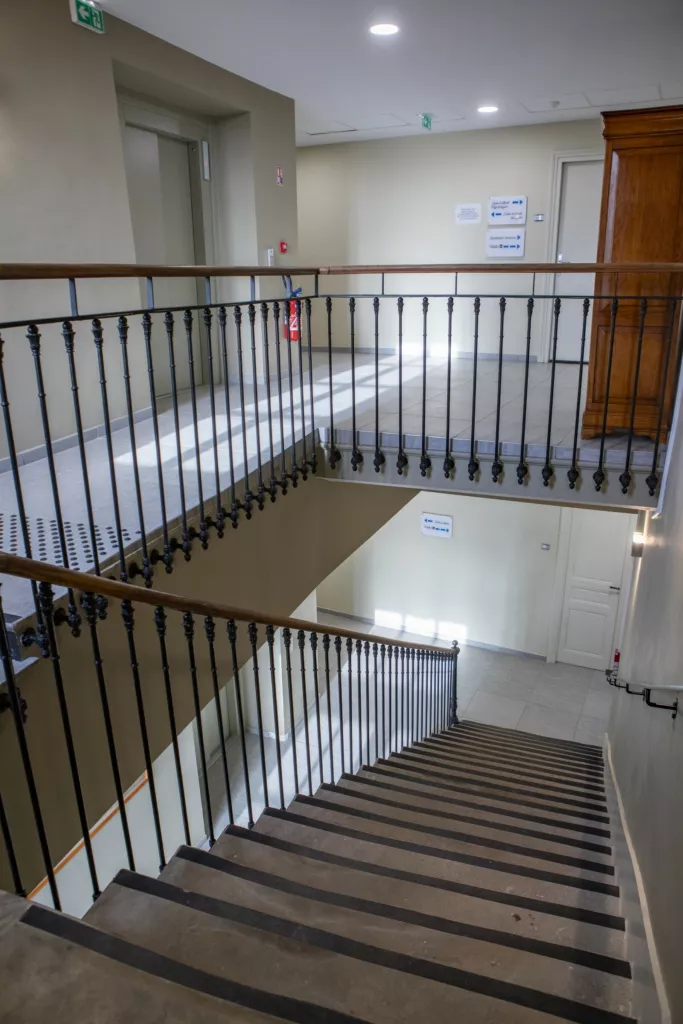 Cage d’escalier et garde-corps métallique – maison médicale de Saint-Alban-du-Rhône (Isère), AEA Architecte Constructeur