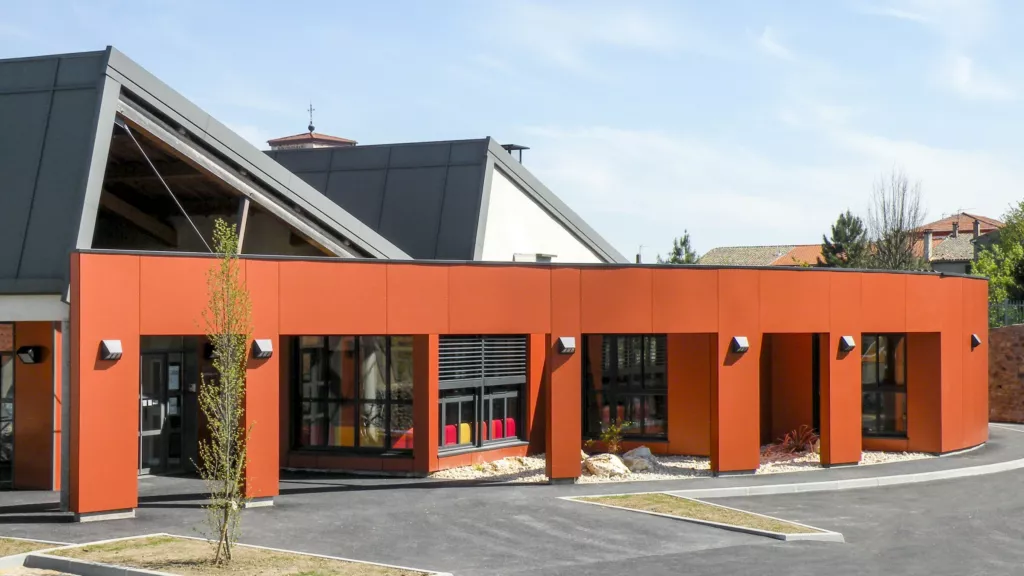 Façade orange et parvis – médiathèque de Pélussin (Loire), AEA Architecte Constructeur