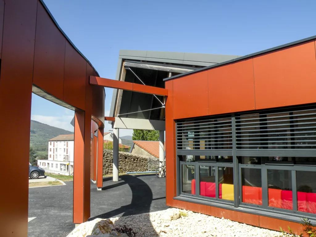 Façade orange et grandes baies vitrées – médiathèque de Pélussin (Loire), AEA Architecte Constructeur