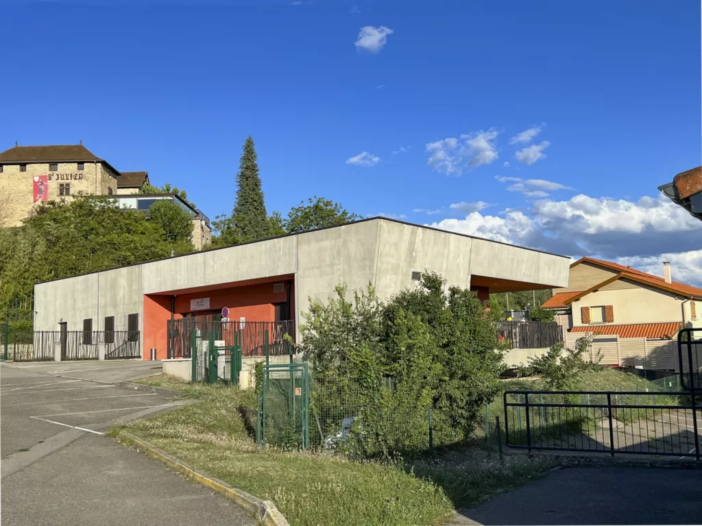 Vue d’ensemble du bâtiment en béton brut – pôle enfance de Faramans (Isère), AEA Architecte Constructeur